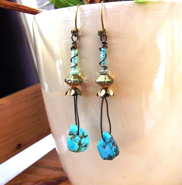 Boucles d'oreille contemporaines tribales: nugget turquoise d'Arizona..